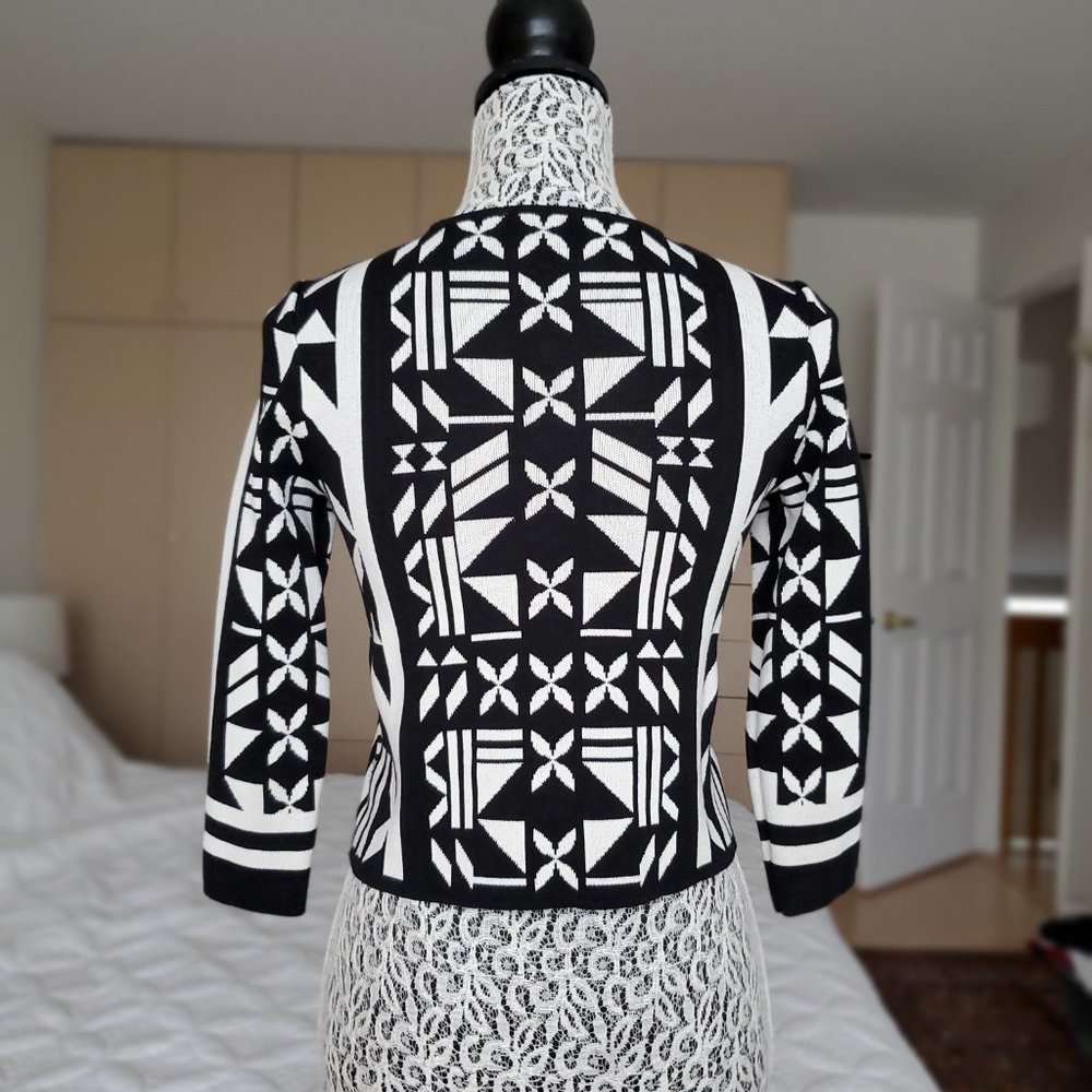 H&M Geometric Pattern Cropped Sweater - Picture 2 of 6